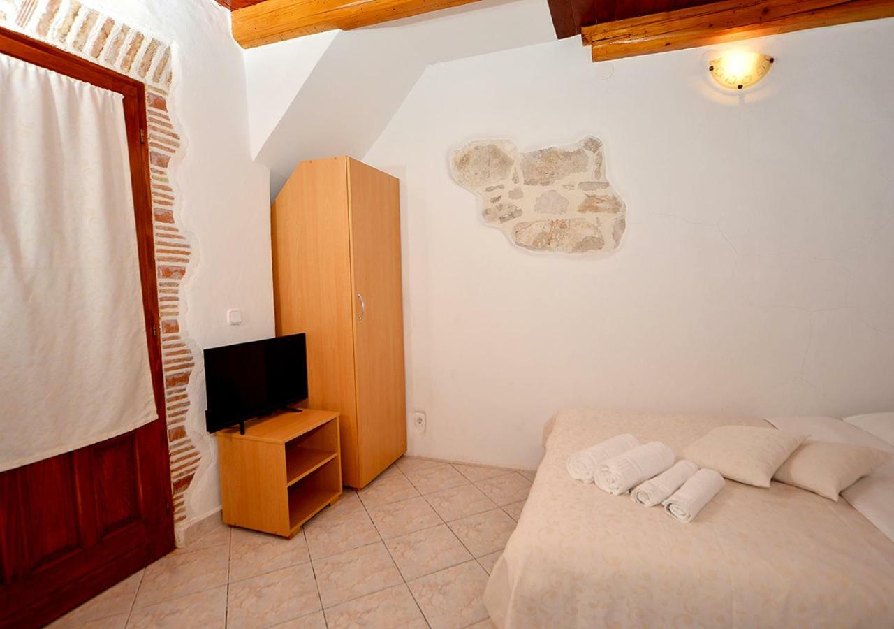 Old Town Vrsar, Apartments Danica & Zoran Exterior photo